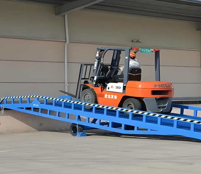 北屯移动式卸货平台（叉车用）